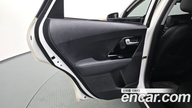 Kia Niro Prestige 2018 — фото 25