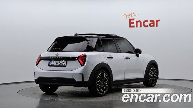 MINI Cooper S (IV) 5 Door Favoured 2025 — фото 2