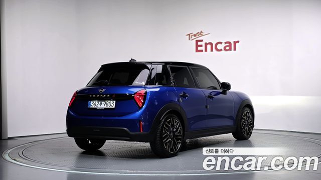 MINI Cooper S (IV) 5 Door Favoured 2025 — фото 2