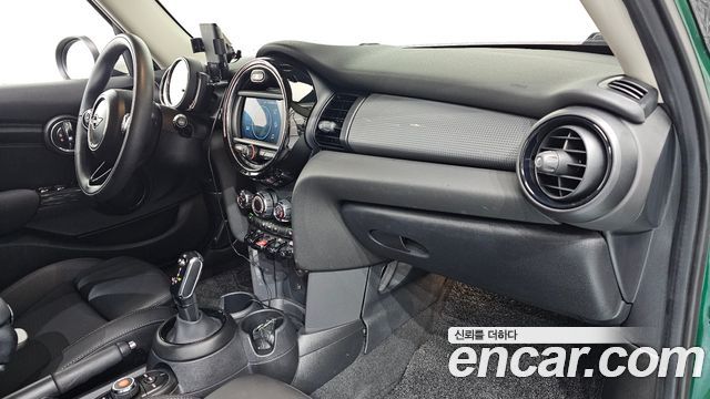 MINI Cooper 5Door Standard 3rd 2020 — фото 27