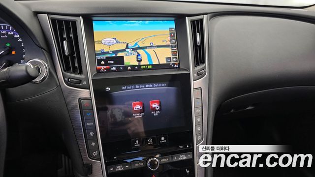 Infiniti Q50 3.5 Hybrid Essence 2015 — фото 14