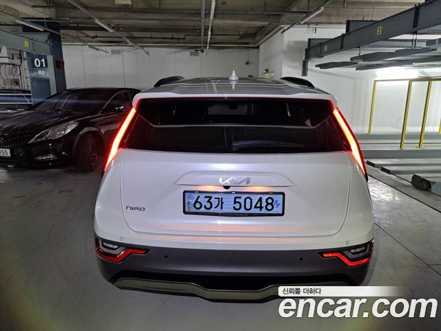 Kia Niro EV Earth 2023 — фото 3
