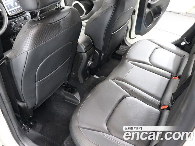 Jeep Renegade 1.3 Limited 2022 — фото 10