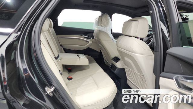 Audi e-tron 55 Quattro 2020 — фото 12