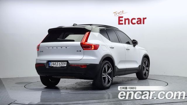 Volvo XC40 B4 R-Design 2021 — фото 2