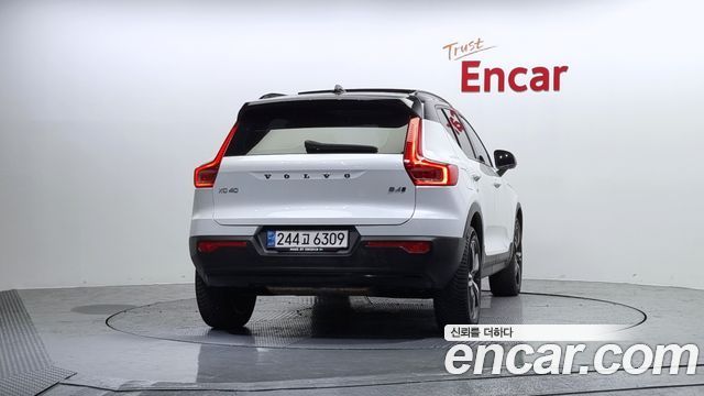 Volvo XC40 B4 R-Design 2021 — фото 4
