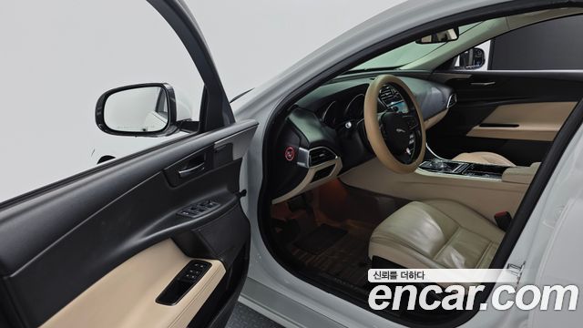 Jaguar XE 20d Prestige 2016 — фото 15