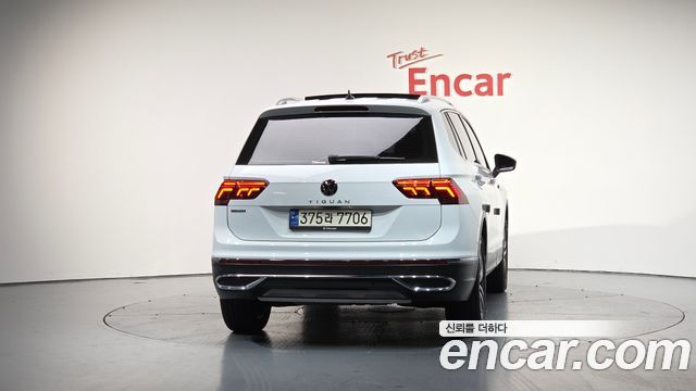 Volkswagen Tiguan Allspace 2.0 TSI Prestige 2023 — фото 4