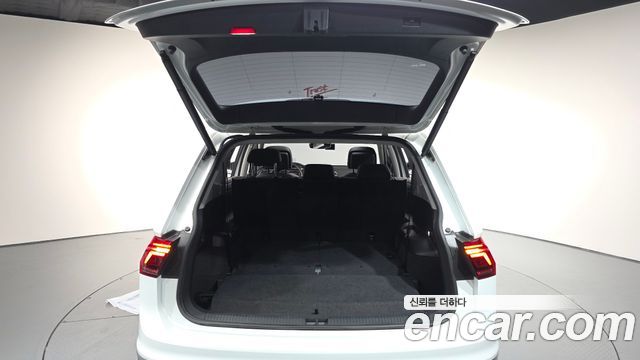 Volkswagen Tiguan Allspace 2.0 TSI Prestige 2023 — фото 20