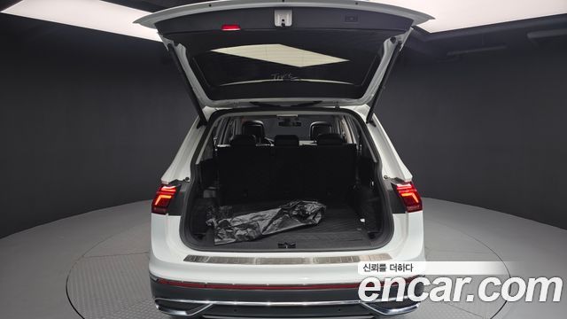 Volkswagen Tiguan Allspace 2.0 TSI Prestige 2023 — фото 20