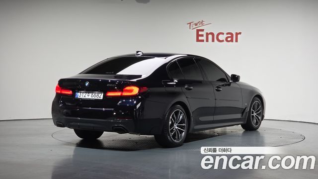 BMW 5 Series (G30) 520i M Sport 2023 — фото 2
