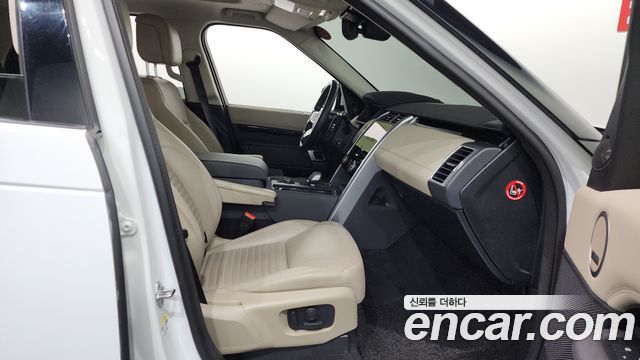 Land Rover Discovery 5 D250 SE 2022 — фото 15