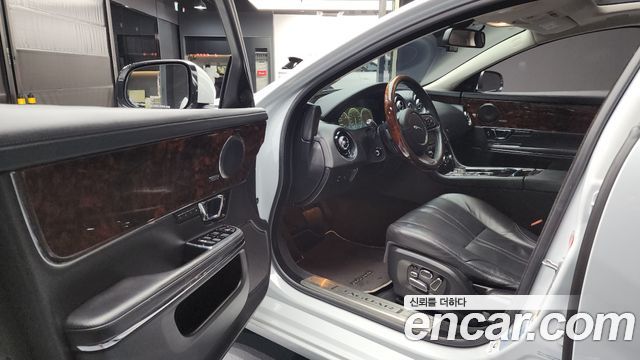 Jaguar XJ 3.0D Premium Luxury LWB X351 2015 — фото 10