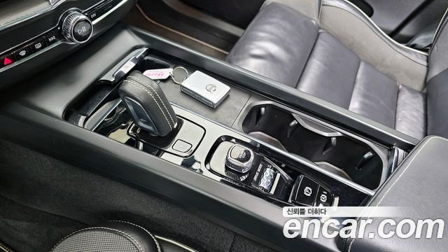 Volvo XC60 (II) T8 R-Design 2021 — фото 9