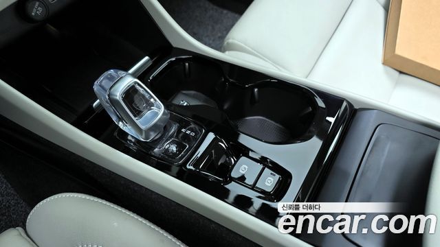 Volvo XC40 B4 Ultra Bright 2024 — фото 9