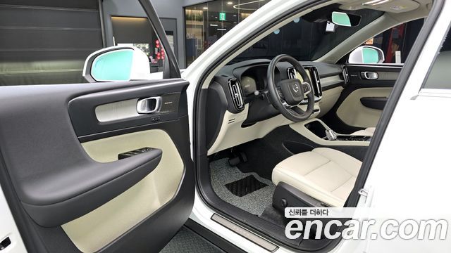 Volvo XC40 B4 Ultra Bright 2024 — фото 11