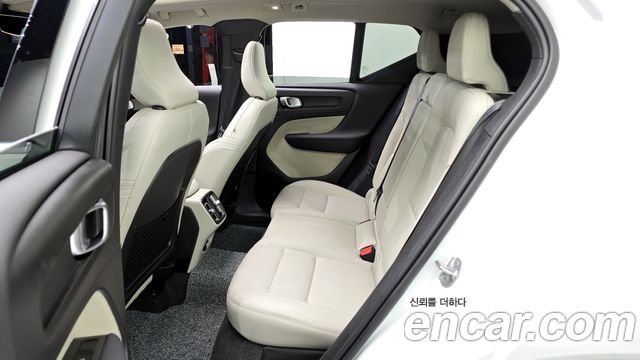 Volvo XC40 B4 Ultra Bright 2024 — фото 13