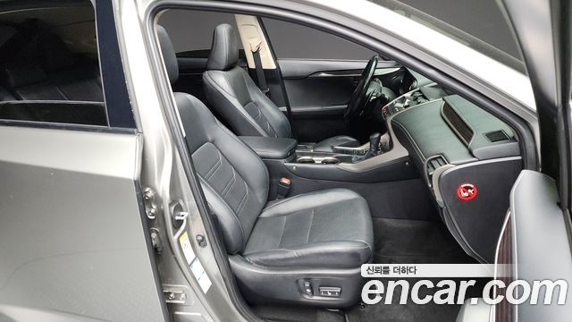 Lexus NX300h Executive 2018 — фото 11