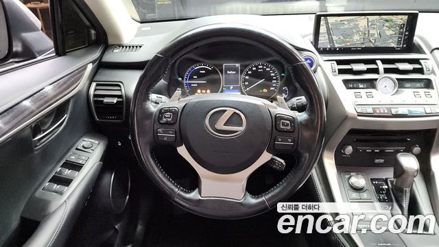 Lexus NX300h Executive 2018 — фото 13