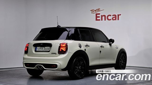 MINI Cooper S 5Door Standard 3rd 2021 — фото 2
