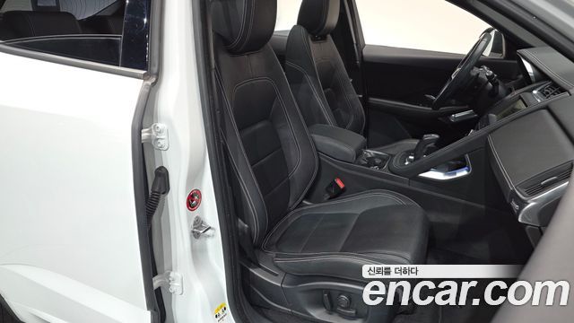 Jaguar E-PACE R250 R-Dynamic SE 2018 — фото 10