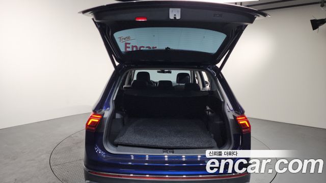 Volkswagen Tiguan Allspace 2.0 TSI Prestige 2023 — фото 24