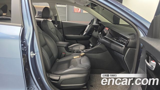 Kia Niro 1.6 HEV Prestige 2022 — фото 11