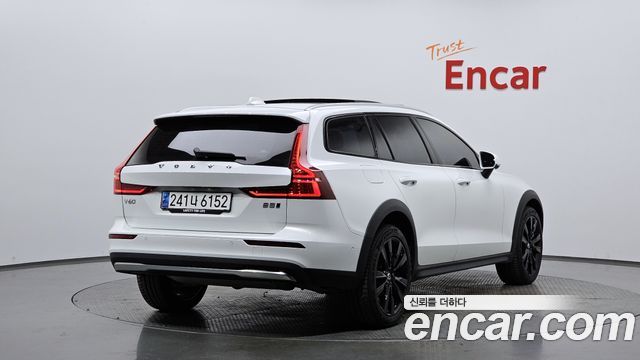 Volvo V60 Cross Country (II) B5 Ultimate AWD 2024 — фото 2