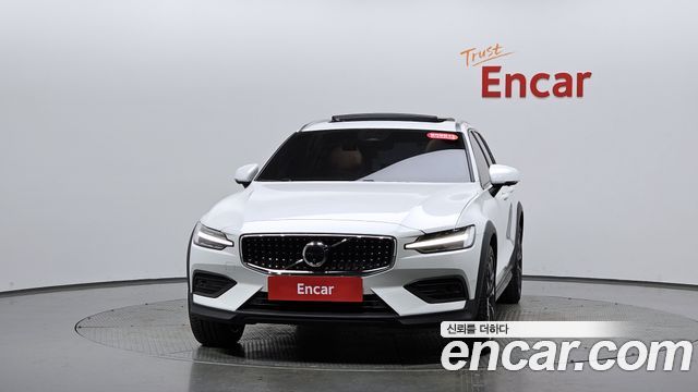 Volvo V60 Cross Country (II) B5 Ultimate AWD 2024 — фото 3