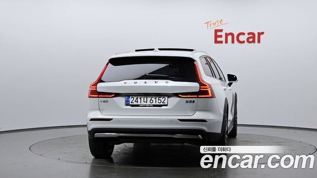 Volvo V60 Cross Country (II) B5 Ultimate AWD 2024 — фото 4