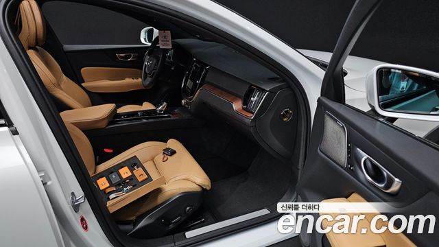 Volvo V60 Cross Country (II) B5 Ultimate AWD 2024 — фото 11