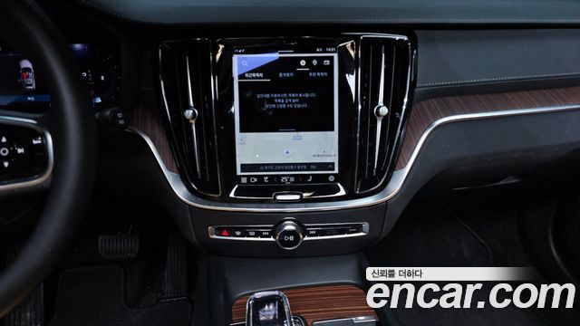 Volvo V60 Cross Country (II) B5 Ultimate AWD 2024 — фото 14