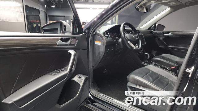 Volkswagen Tiguan Allspace 2.0 TSI Prestige 2023 — фото 10