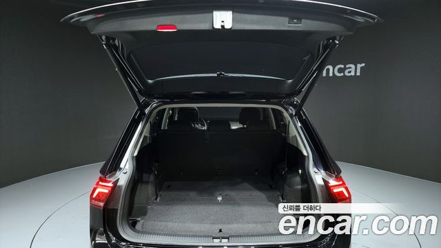 Volkswagen Tiguan Allspace 2.0 TSI Prestige 2023 — фото 20