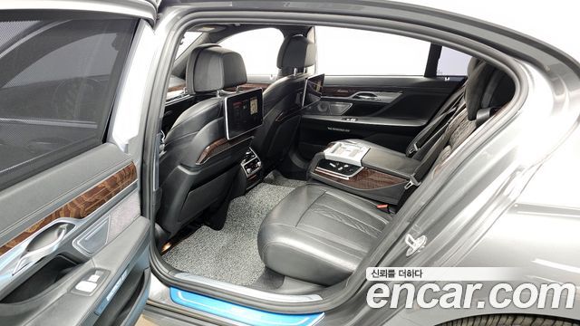 BMW 7 Series (G11) 750Li xDrive 2018 — фото 11