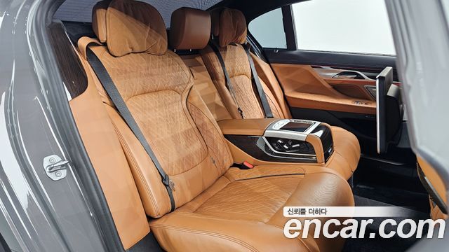 BMW 7 Series (G11) 740Li xDrive Design Pure Excellence 2021 — фото 13