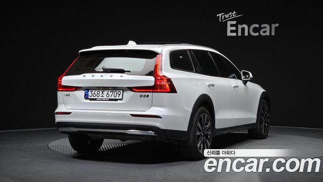 Volvo V60 Cross Country (II) B5 Ultimate AWD 2023 — фото 2