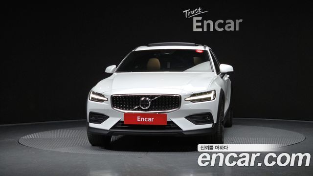 Volvo V60 Cross Country (II) B5 Ultimate AWD 2023 — фото 3