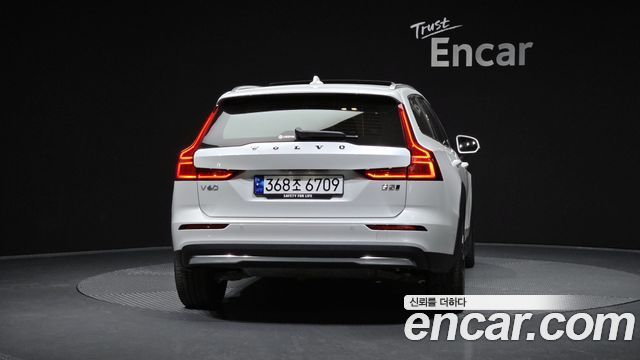 Volvo V60 Cross Country (II) B5 Ultimate AWD 2023 — фото 4