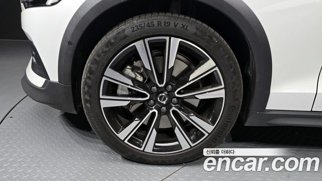 Volvo V60 Cross Country (II) B5 Ultimate AWD 2023 — фото 5