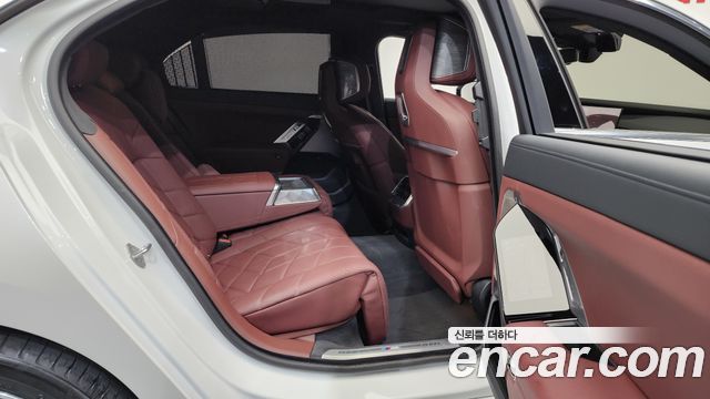 BMW 7 Series (G70) 740i xDrive M Sport 2024 — фото 12