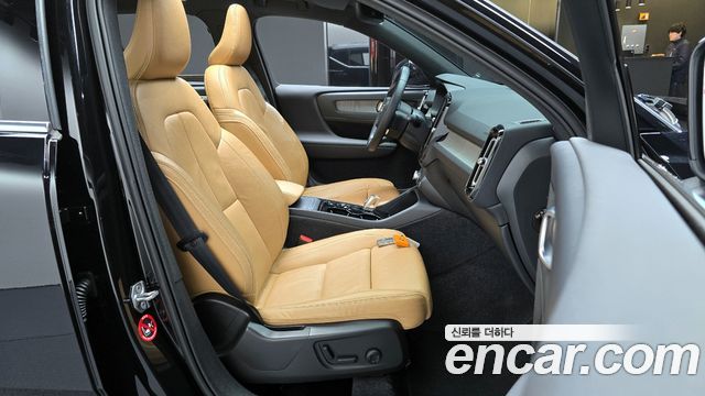 Volvo XC40 B4 Inscription 2022 — фото 10