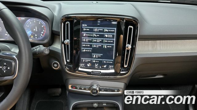 Volvo XC40 B4 Inscription 2022 — фото 18