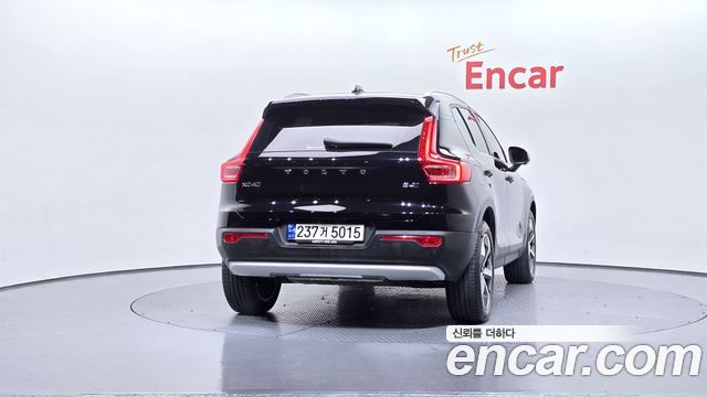 Volvo XC40 B4 Ultimate Bright 2023 — фото 4