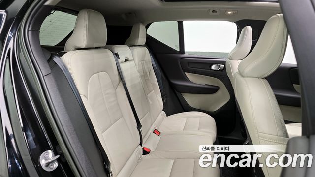 Volvo XC40 B4 Ultimate Bright 2023 — фото 12