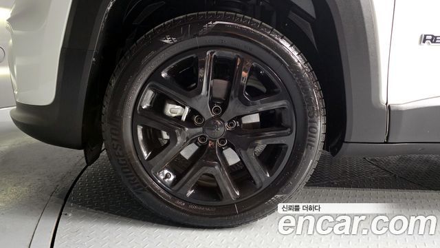Jeep Renegade 1.3 Limited 2023 — фото 5