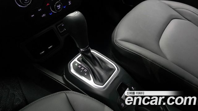 Jeep Renegade 1.3 Limited 2023 — фото 9
