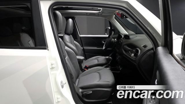 Jeep Renegade 1.3 Limited 2023 — фото 10