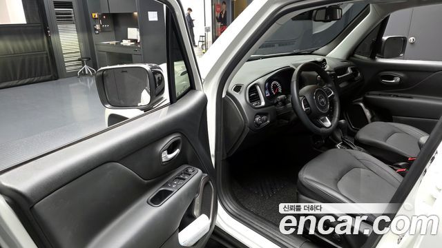 Jeep Renegade 1.3 Limited 2023 — фото 11