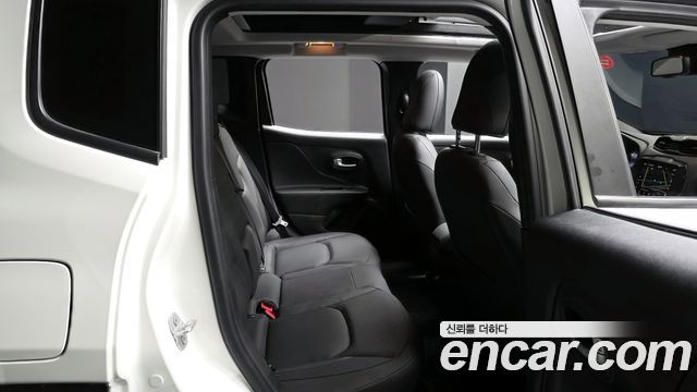 Jeep Renegade 1.3 Limited 2023 — фото 12